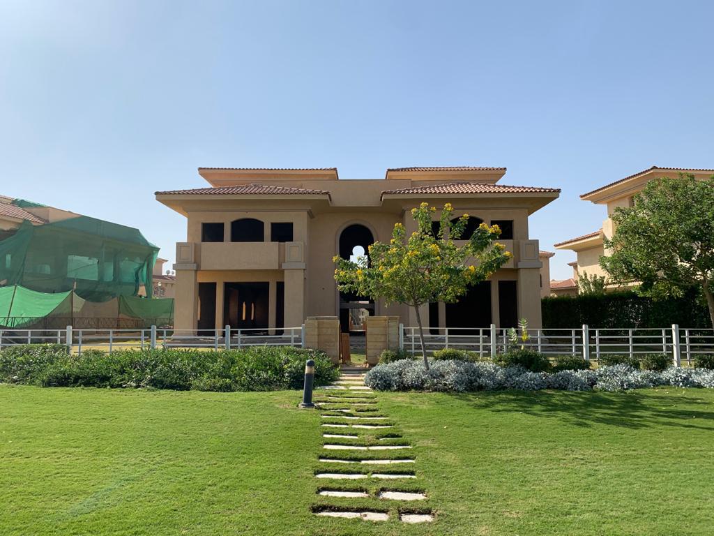 فيلا في مدينتي 891 م2 للبيع كاش بحري على حديقة كبيرة استلام فوري 16,000,000 ج 